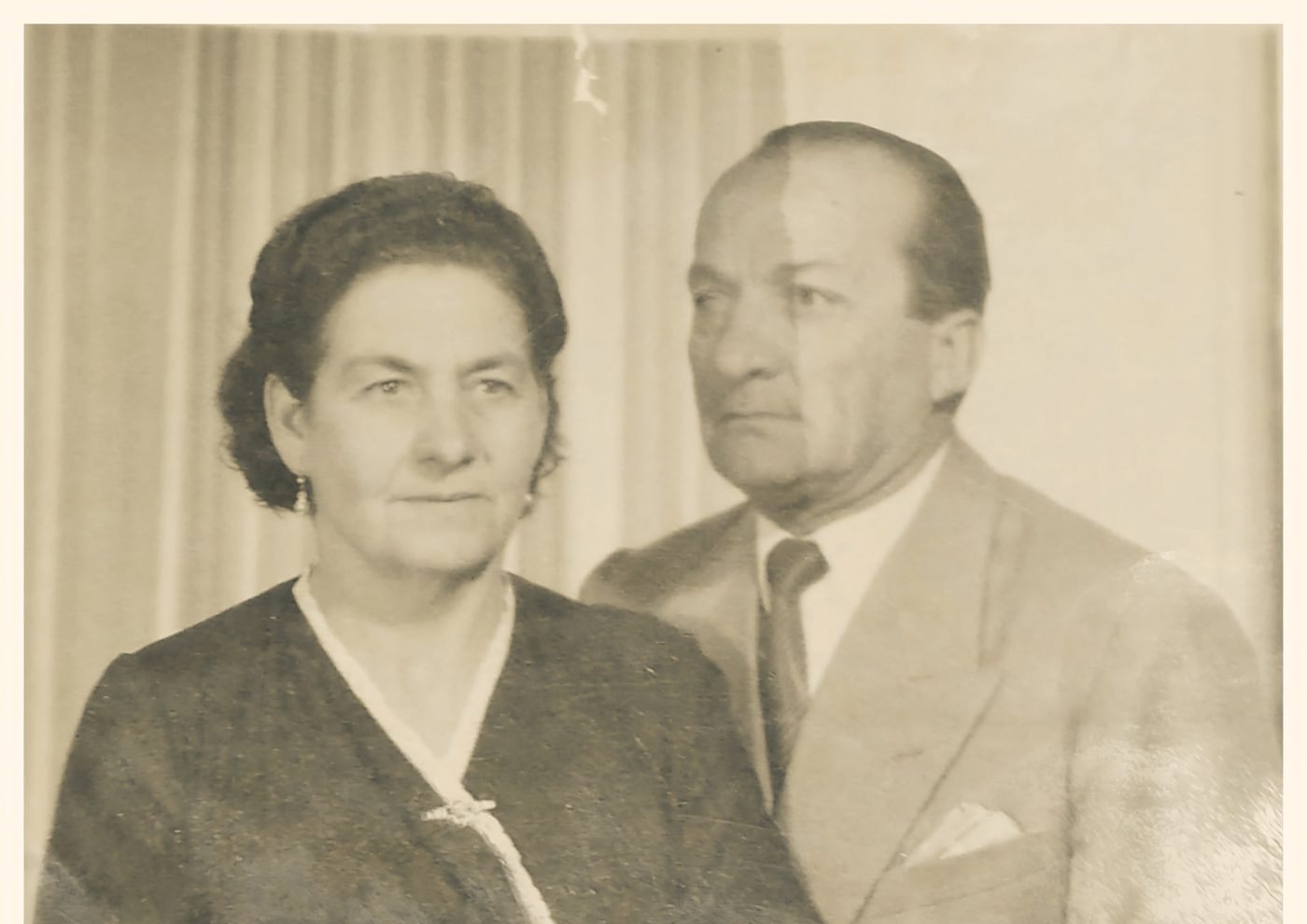 Fotografía antigua de Encarnación Sánchez junto a su esposo